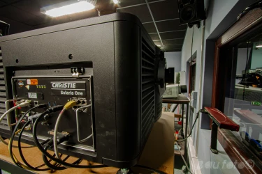A digitális vetítőgép optika felőli része.