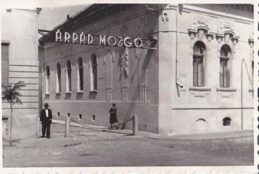 1940. november 3-án megnyitott az Árpád Mozgó, hrom hónappal előtte pedig a nyári mozi.