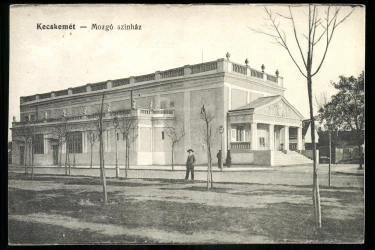 1913. november 8-án nyitott az első állandó mozi Városi Mozgóképház néven. A képeslap a szerencsi Zempléni Múzeum gyűjteményéből származik.