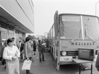 1981-ben elindult a mozibusz szolgáltatás.