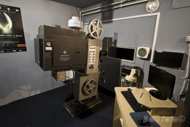 Működőképes, de használaton kívüli 35 mm-es vetítőgép.