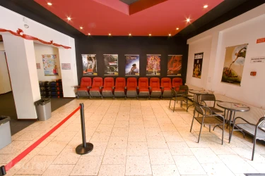 Kulturált várakozás, stílusnak megfelelő üléseken.