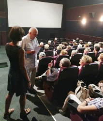 A nyugdíjas filmklub legutóbbi előadásán 2026 augusztusban, a Családi főnyereményt vetítették.