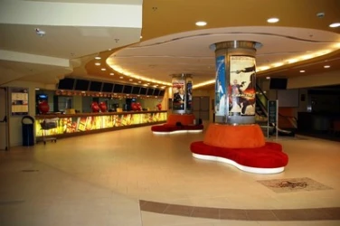 2005. augusztus 25-én nyitott a Hollywood Multiplex Malom.