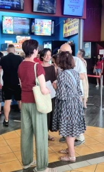 Találkozás a nyugíjas filmklub közönségével a mozi előtt.