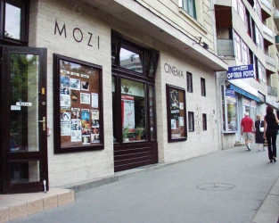 A homlokzat 2000-es években.