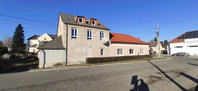A bejárat befalazva, a nyomai láthatók.