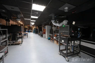 A gépház, a digitális vetítőgépek többsége már RGB-lézer fényforrást használ.