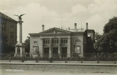 A színház, amelyet 1931-ben lebontottak, hogy a református templomot felépítsék helyére.