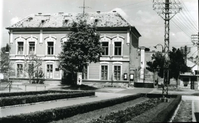 Az 1933-ban ideiglenes jelleggel épített mozi és színház, a képen látható irpdaépület mögött látszik. 1969-ben életveszélyessé nyilvánították, később garázsként működött és a rendszerváltás után bontották le végül.