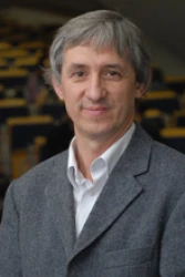 Szűk Balázs filmklubvezető a Kölcsey Ferenc Református Főiskola padlástéri vetítőtermében