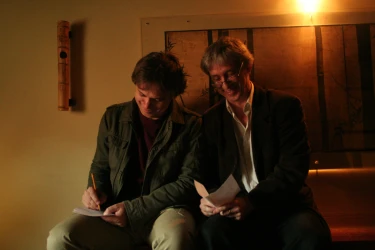 A 3X12 egyetemi filmklub bemutatóján 2013.05.17. Mispál Attila rendező  és Szűk Balázs filmklubvezető dedikál.