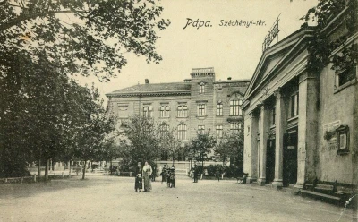 A színház előtti tér.