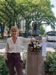 Lifka Sándor  mozialapító szobránál Szabadkán.