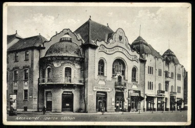 1937-ben a második mozi nyitott meg az Iparos Otthonban. A képeslap a szerencsi Zempléni Múzeum gyűjteményéből származik.