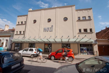 2013-tól pedig így nézett ki a mozi homlokzata.