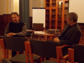 Szabó  Elemér filmes antropológus Szűk Balázzsal a debreceni Ifjúsági Házban az Attila kincsei (2006) c. dokumentumfilm bemutatóján