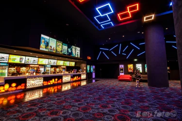 Cinema City Sopron előtér.